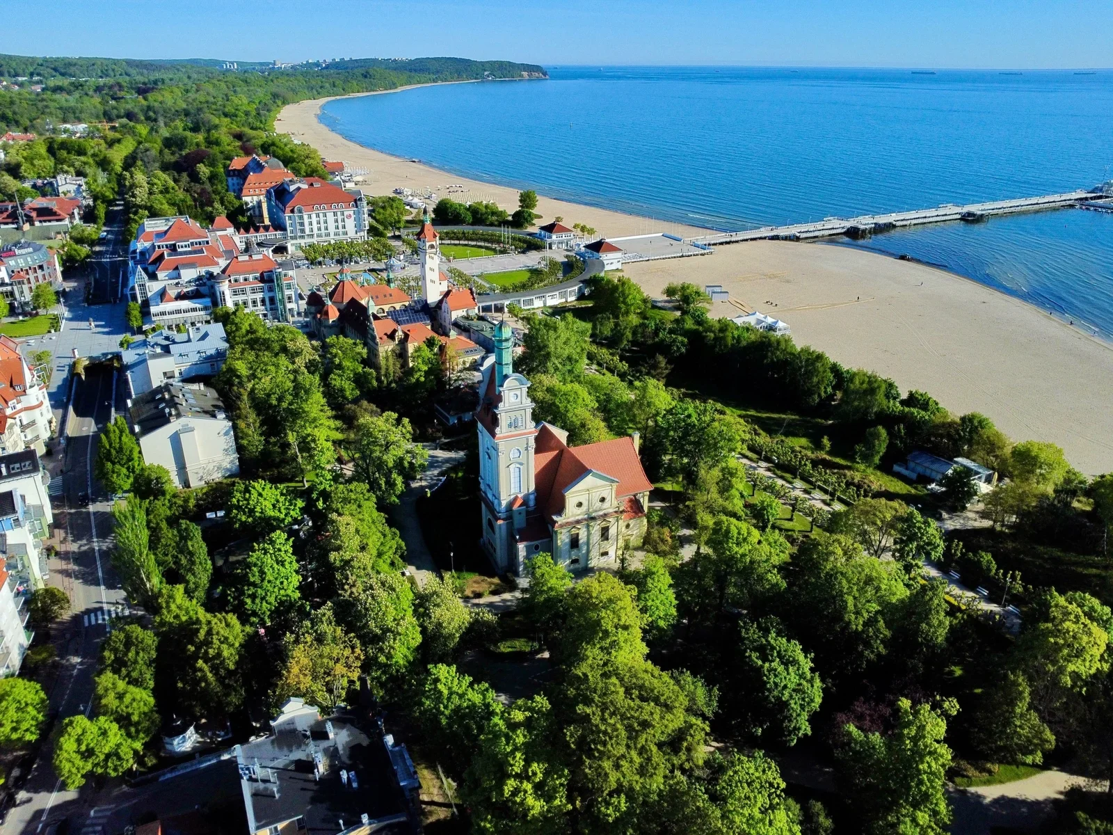 SeaSide, centrum zabiegowe, park i plaża widziane z drona.