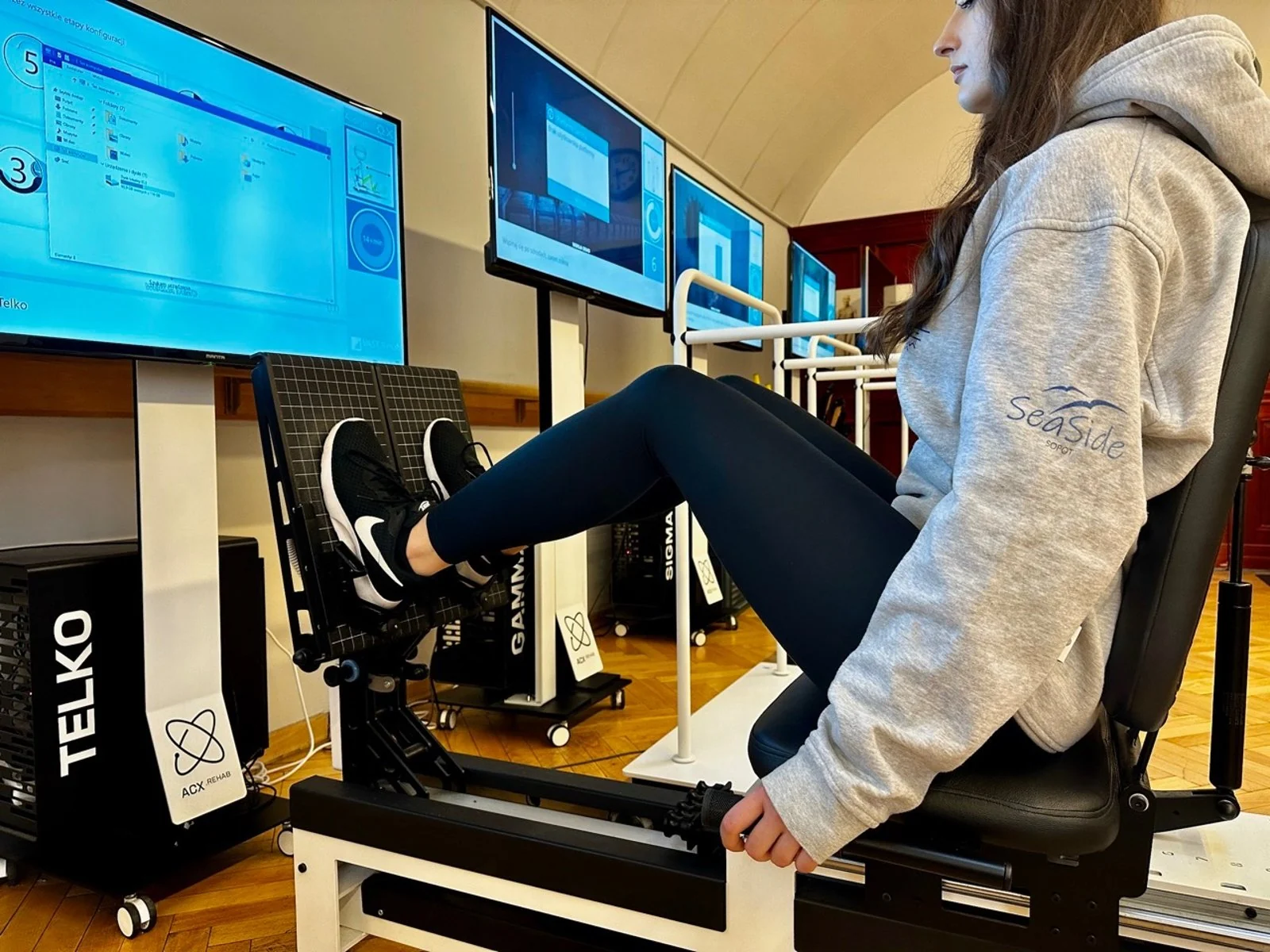 Ćwiczenia na urządzeniu rehabilitacyjnym w Sopocie.