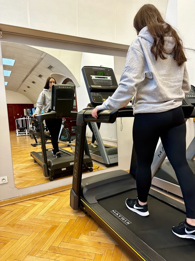 Ćwiczenia na bieżni w centrum rehabilitacji.