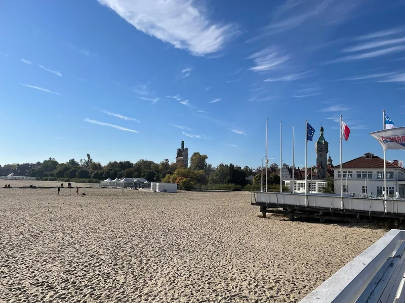 Szeroka plaża w Sopocie przy wejściu na molo.