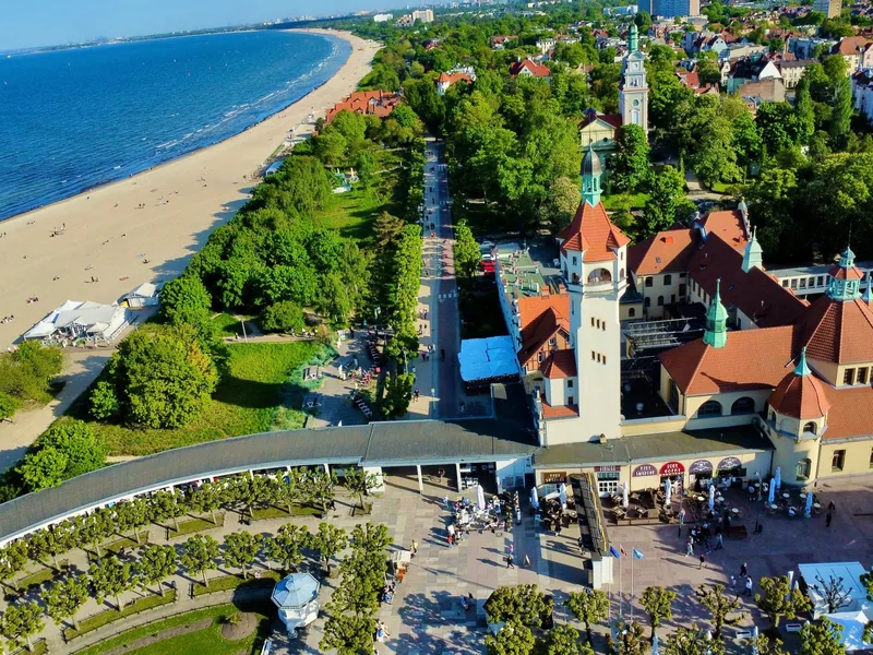 Sopockie wybrzeże i zabytkowy kompleks przy SeaSide z lotu ptaka.