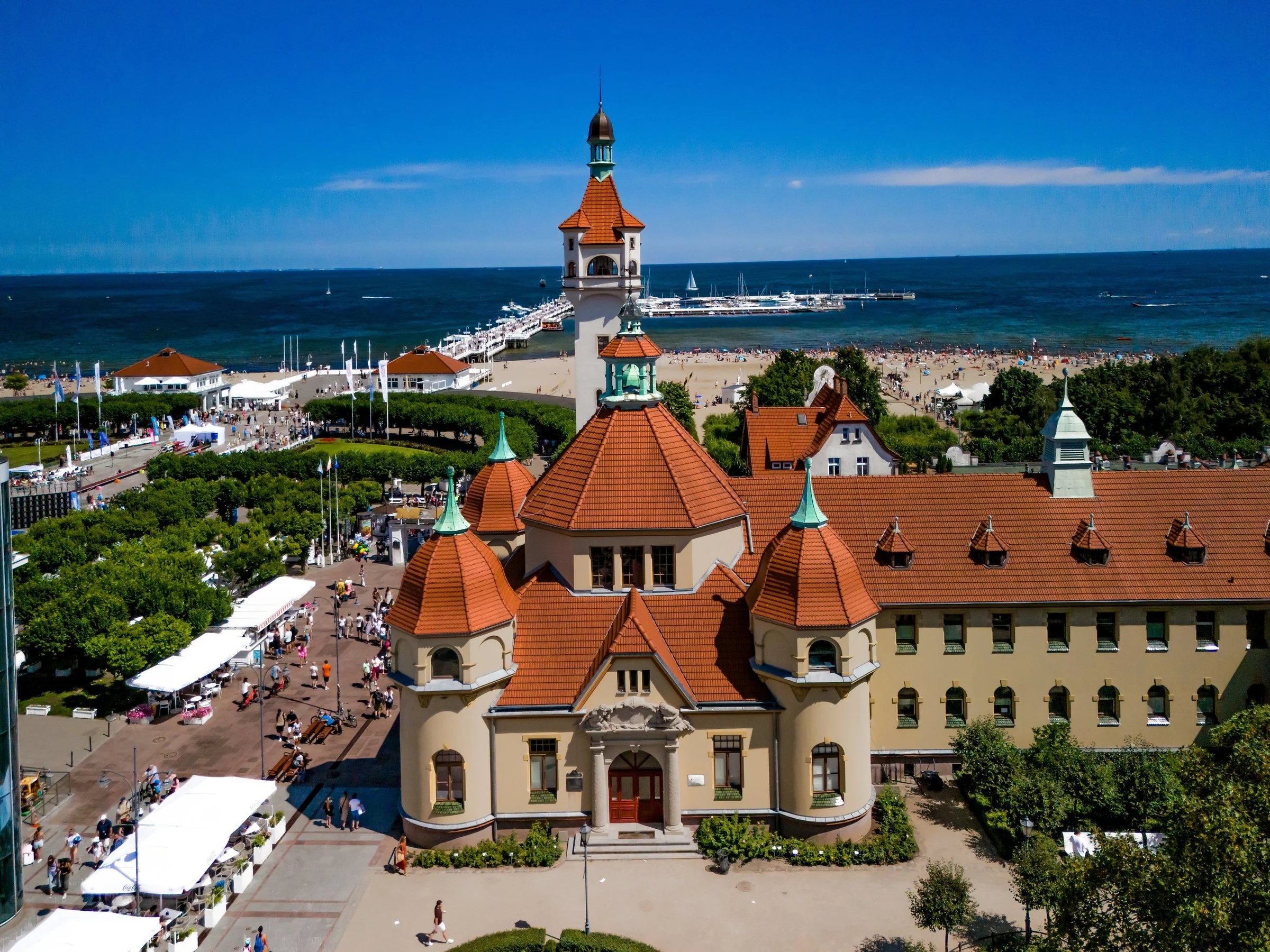 Widok z góry na zabytkowy kompleks przy SeaSide, sopockie molo i morze.