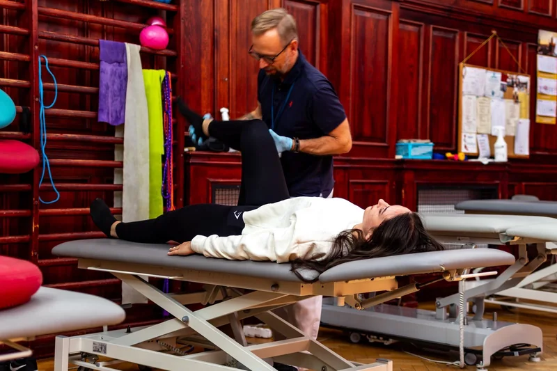 Fizjoterapeuta pracujący z pacjentką w centrum rehabilitacji.