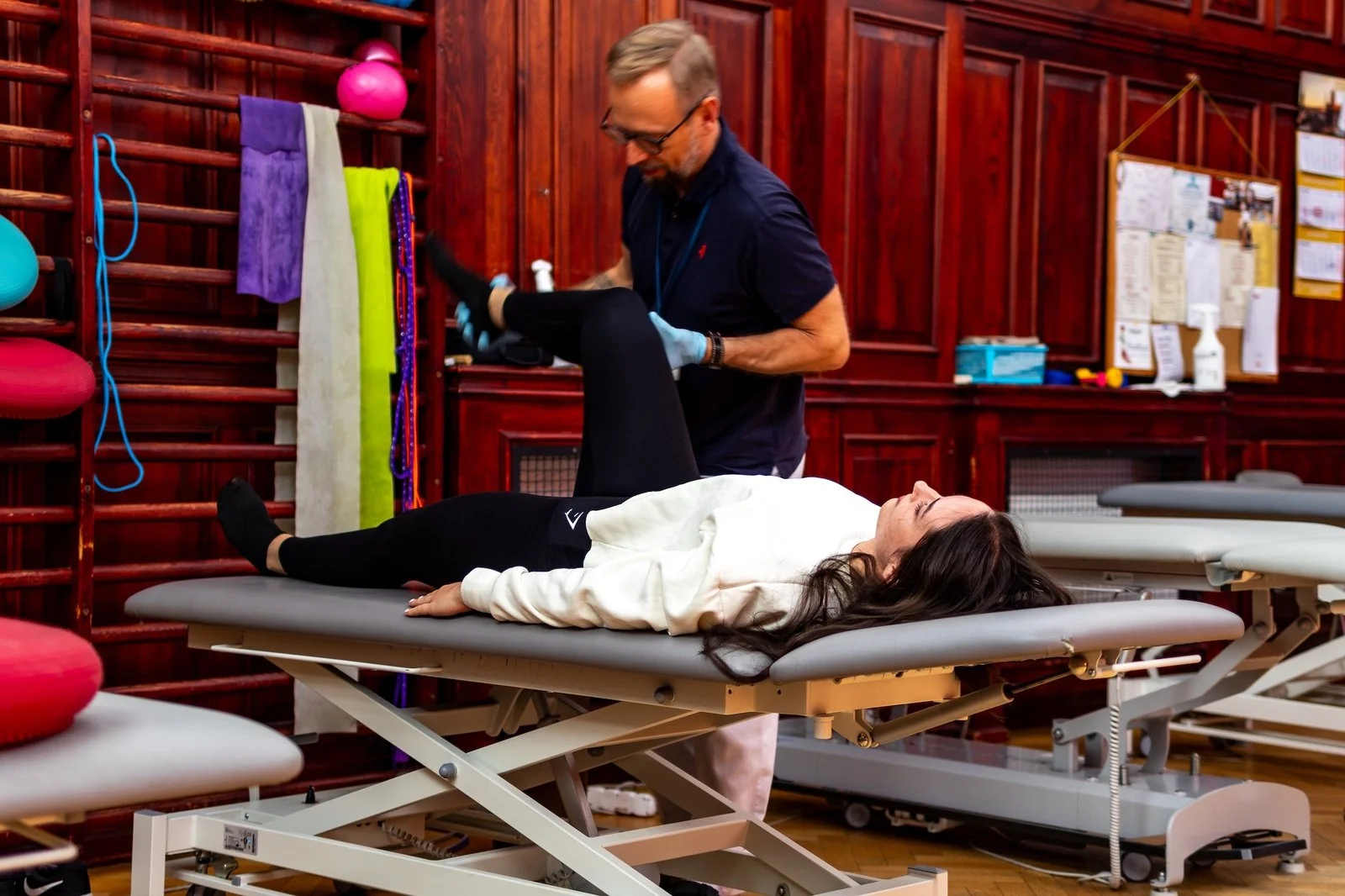 Fizjoterapeuta pracujący z pacjentką w centrum rehabilitacji.